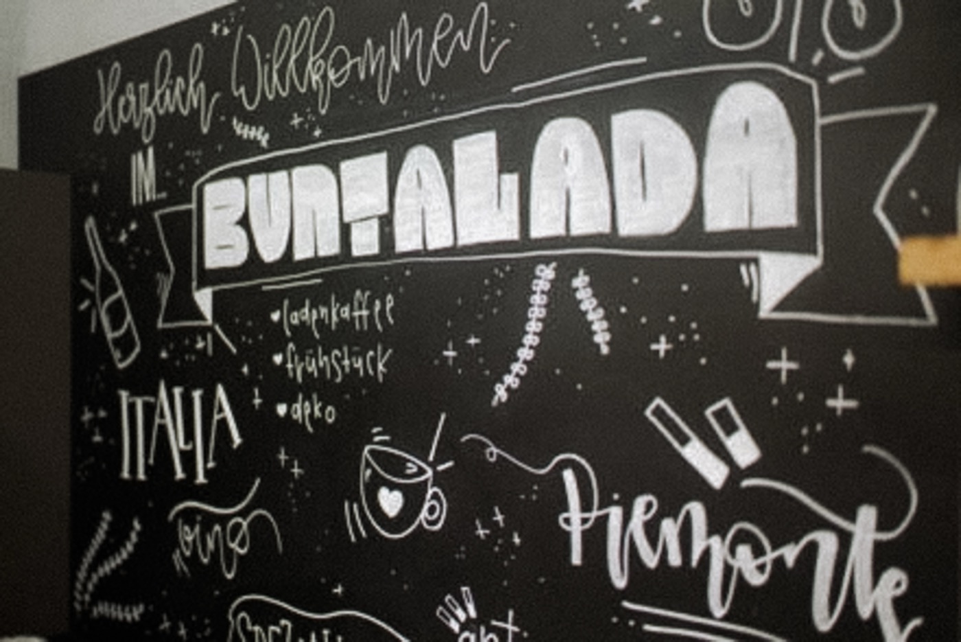 Buntalada Wandbemalung